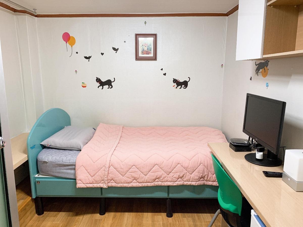 Hostel Living Castle Hongdae Seul Zewnętrze zdjęcie